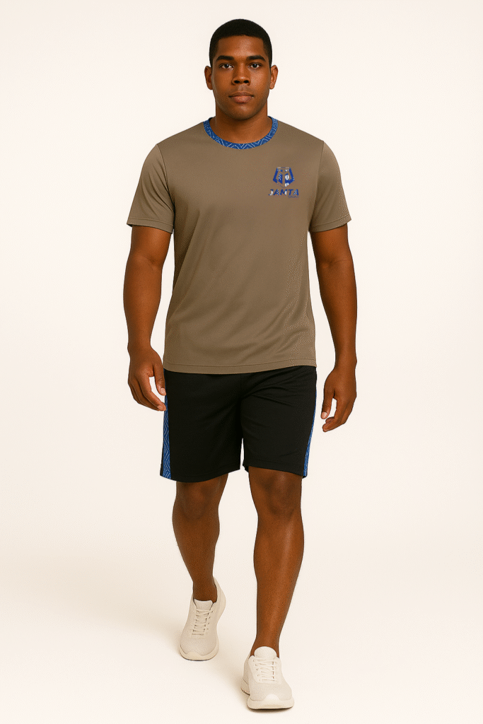 Homme portant un ensemble de sport Jamta Sport : t-shirt kaki et short noir avec bandes bogolan bleu