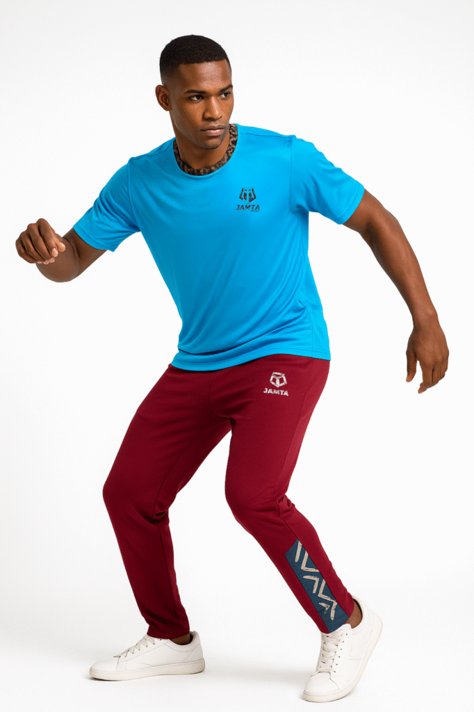 Homme en mouvement portant la tenue Mbir de Jamta Sport : t-shirt bleu, pantalon bordeaux avec motifs bogolan.